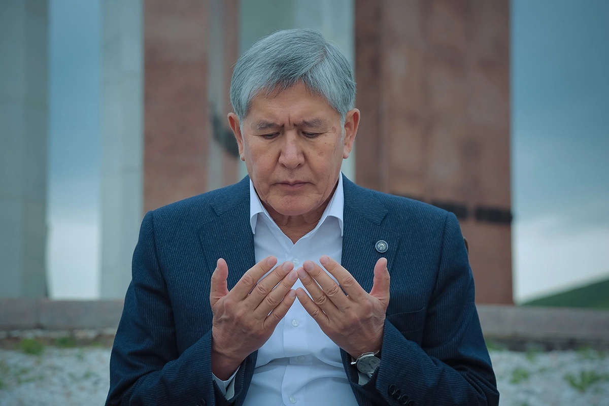 Atambayev aclıq elan edib: Vəkili onun zirzəmidə saxlanıldığını deyir